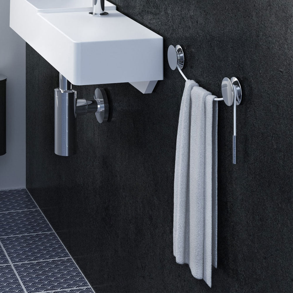 Porta asciugamani a muro in alluminio cromato della collezione 'Diabolo' by Cosmic - Corda bianca by CeramicStore | Lo specialista del tuo bagno