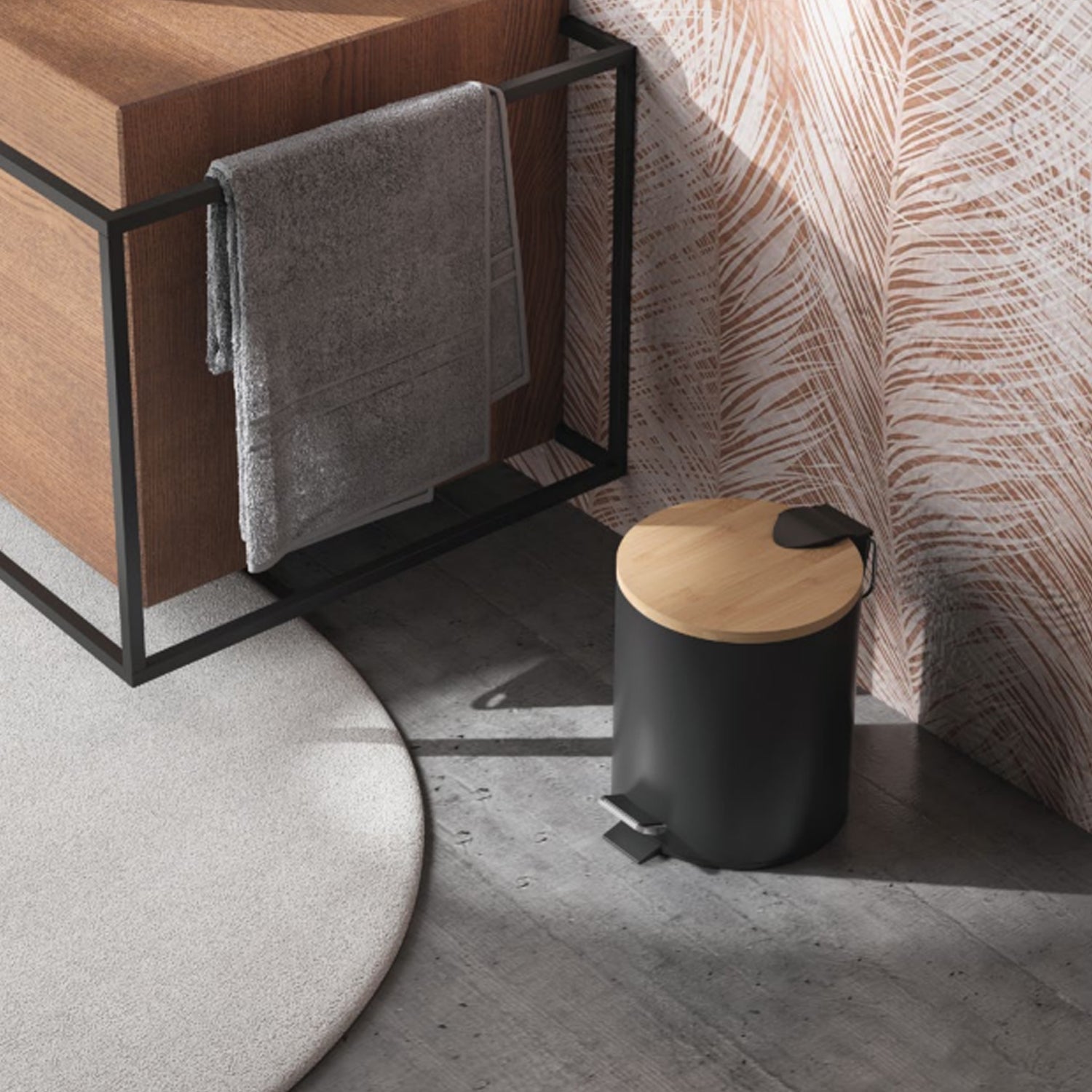 Portarifiuti Kenta 5 lt in bamb๠e metallo nero by CeramicStore | Lo specialista del tuo bagno
