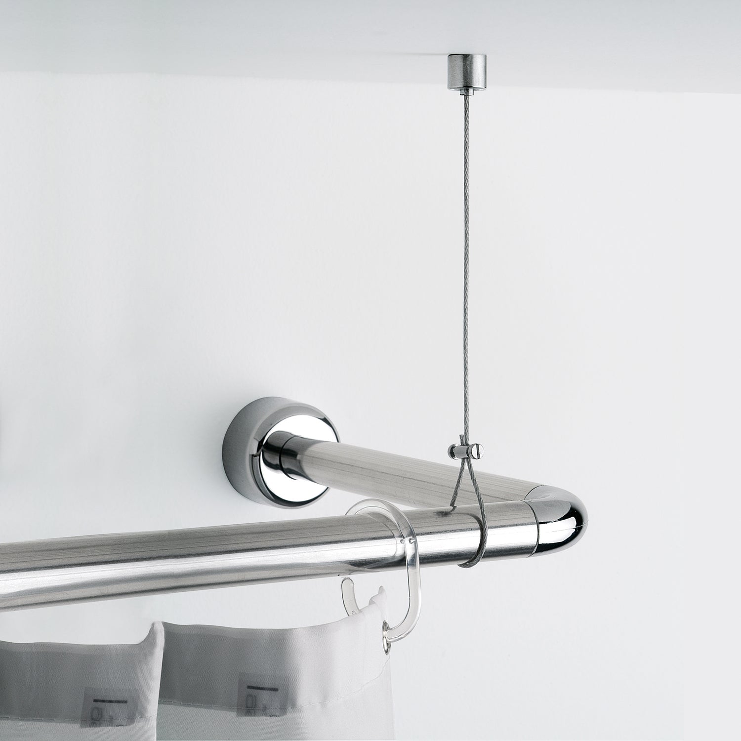 Supporto a soffitto per tende doccia di Gedy in ottone cromato L. 150 cm by CeramicStore | Lo specialista del tuo bagno