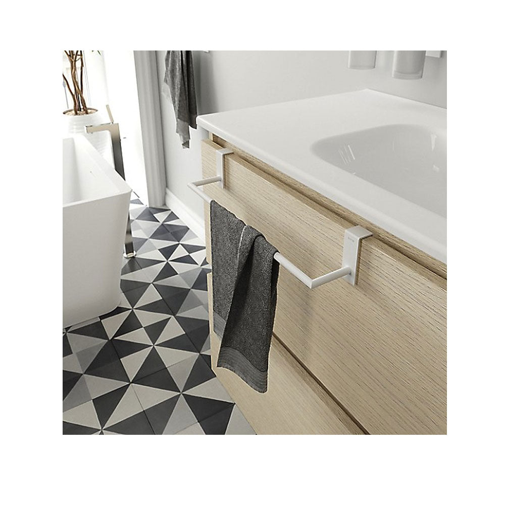 Porta asciugamani da appoggio in ottone verniciato della collezione 'Stick' by Cosmic - cm 28 - Bianco by CeramicStore | Lo specialista del tuo bagno