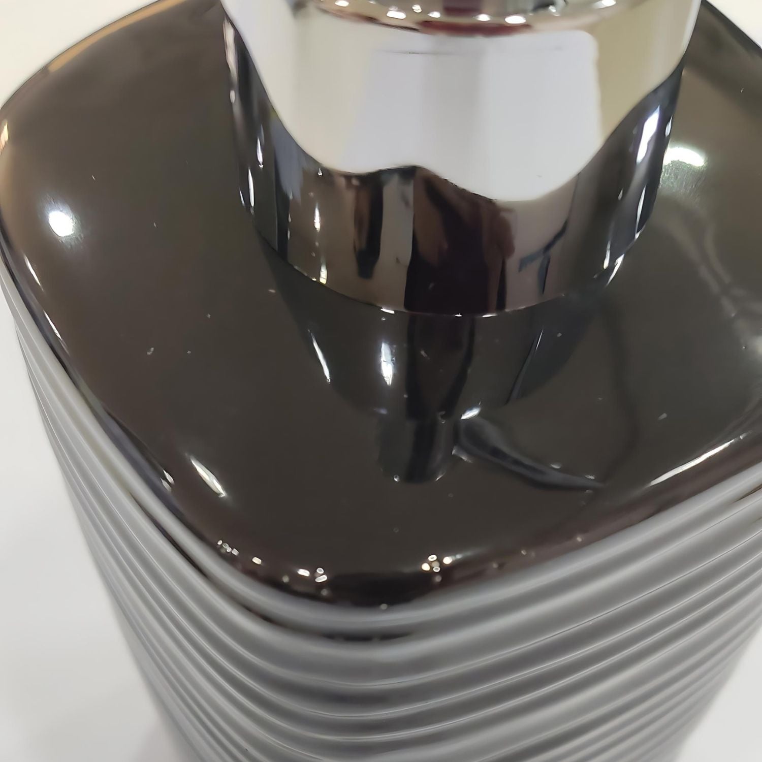 Dosasapone in ceramica Gedy serie Kelly - Nero versione outlet