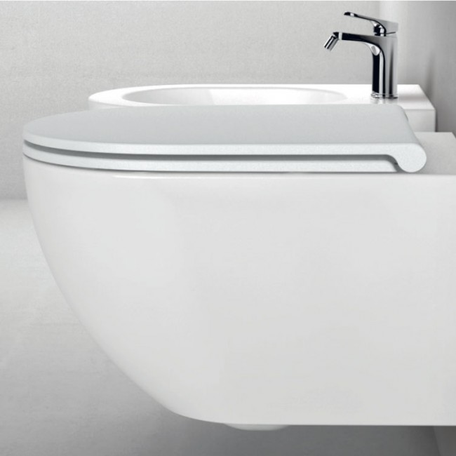 Sanitari sospesi Ceramica Azzurra serie Comoda con sedile soft-close 54x36x34 cm - Bianco lucido by CeramicStore | Lo specialista del tuo bagno