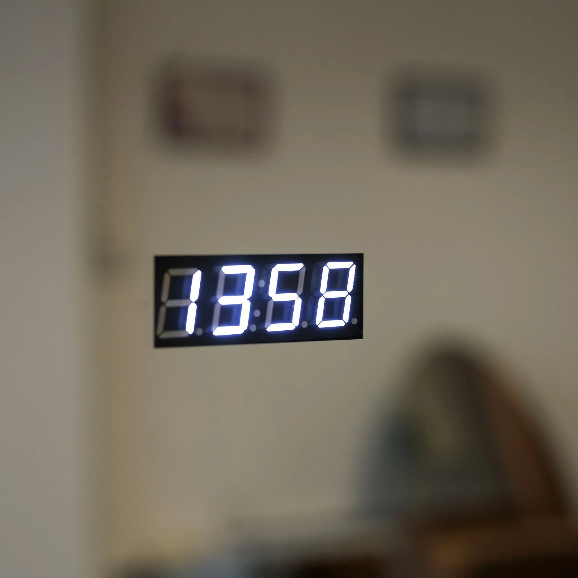 Specchio rettangolare touch dotato di orologio, termometro e ingrandimento 80x60 cm by CeramicStore | Lo specialista del tuo bagno