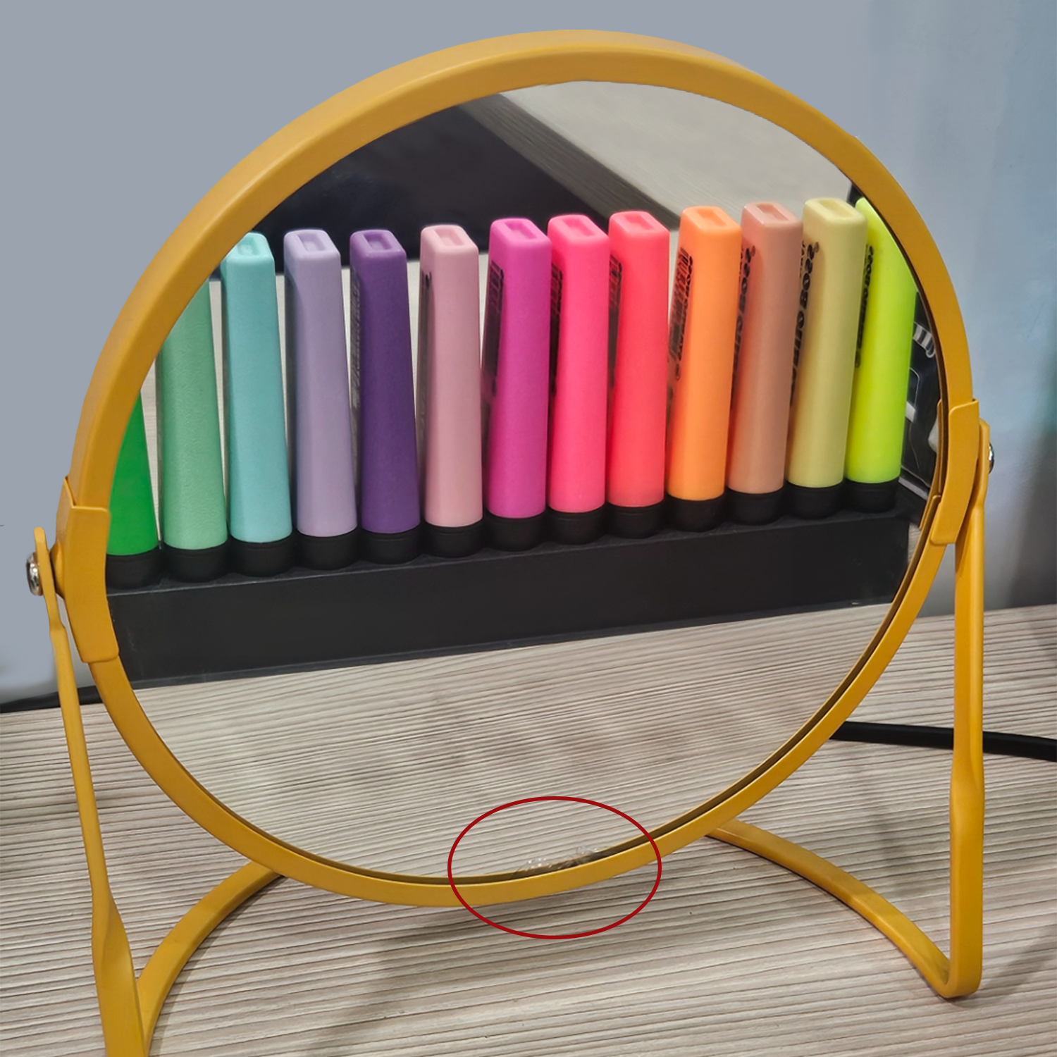 Specchio ingranditore da tavolo su base in acciaio modello Akira colore zafferano opaco - Versione outlet by CeramicStore | Lo specialista del tuo bagno