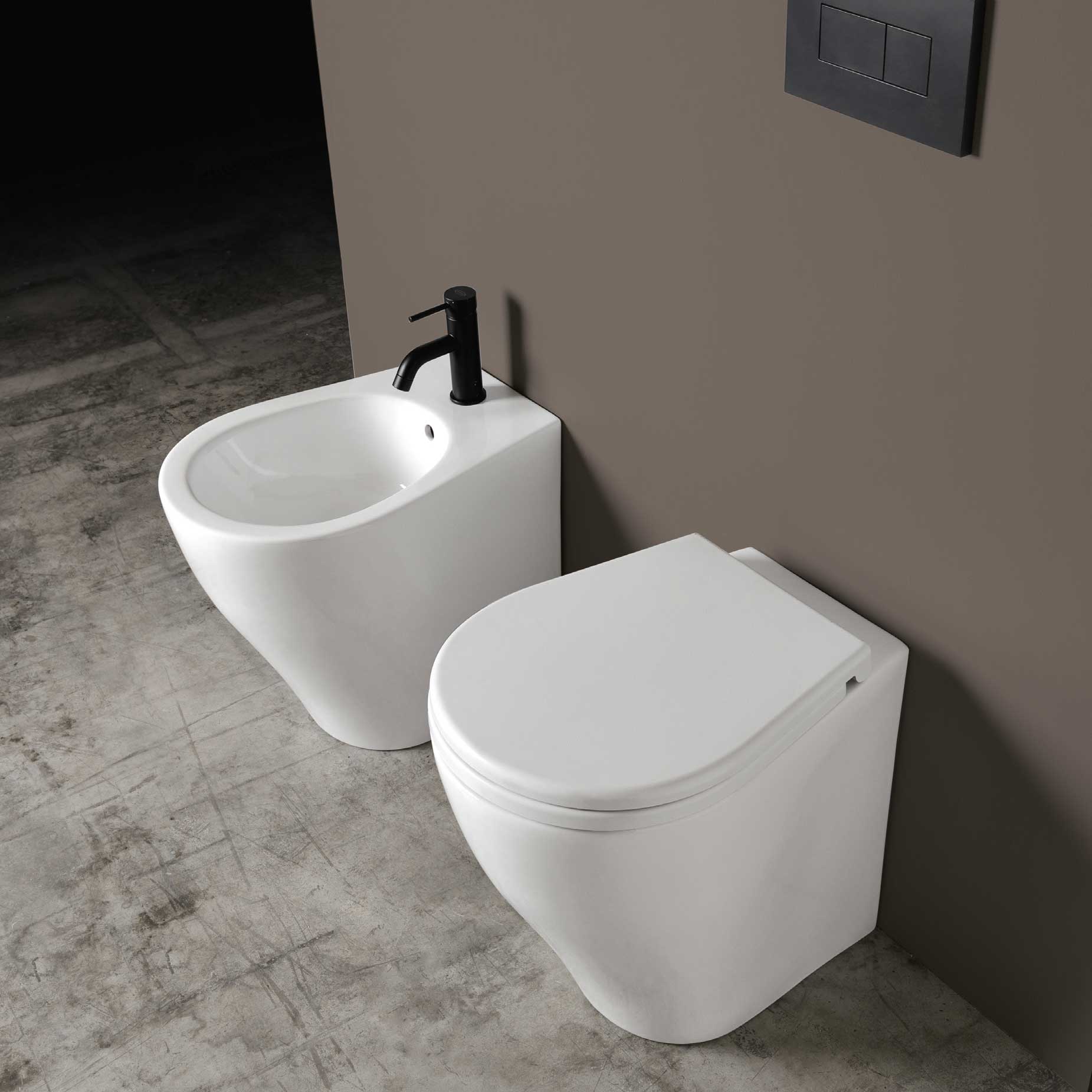 Sanitari a terra filo parete Axa collezione Avani wc senza brida + bidet + sedile soft close