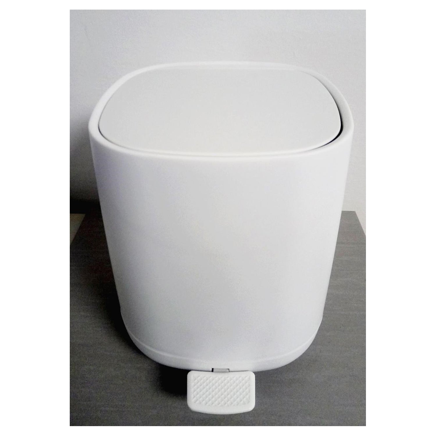 Cestino Gettacarta POD Bianco capienza di 5 litri con chiusura Soft Close e maniglia sul retro by CeramicStore | Lo specialista del tuo bagno