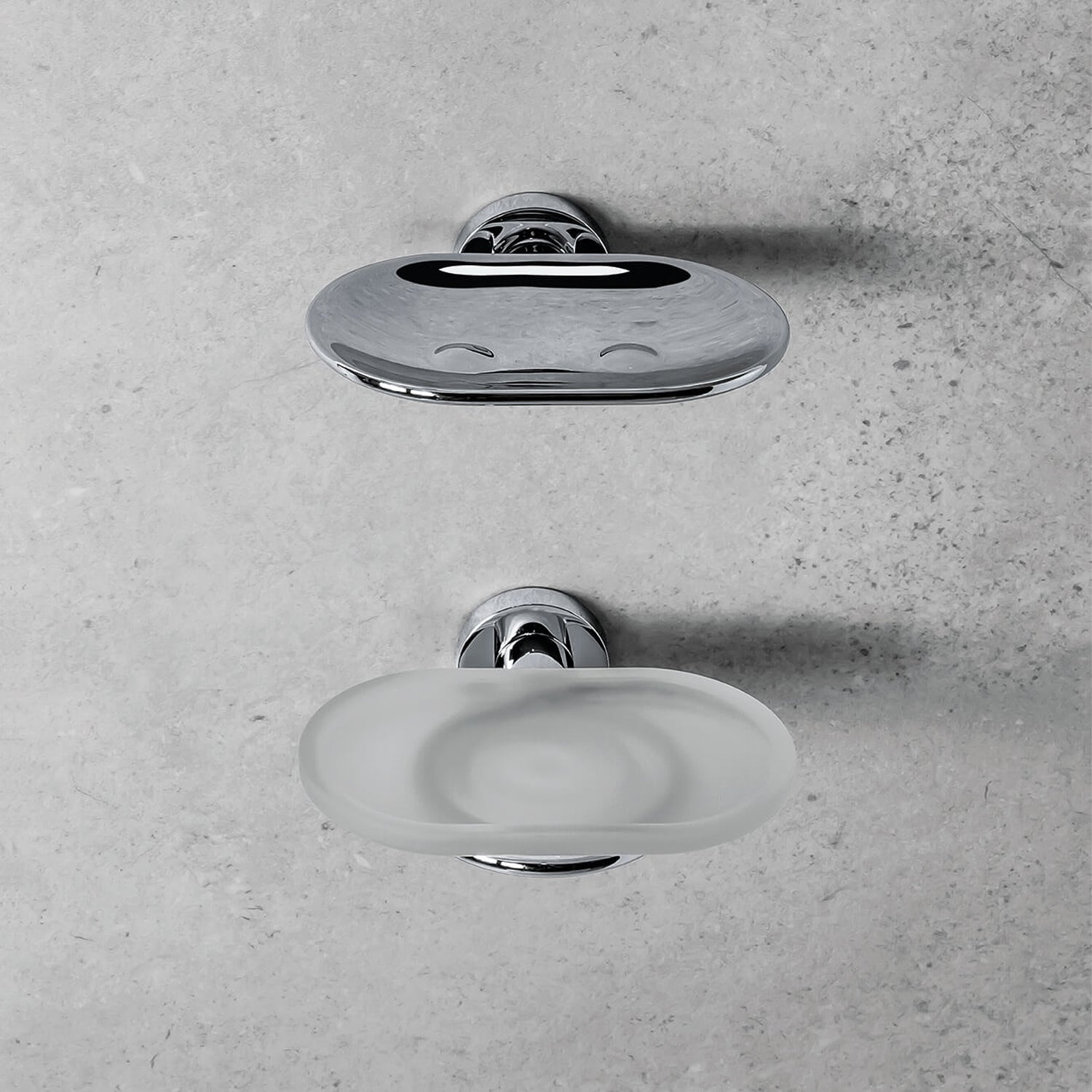 Porta sapone in ottone cromato con piattino in vetro satinato Colombo Design collezione Basic Con fissaggio a tassello by CeramicStore | Lo specialista del tuo bagno