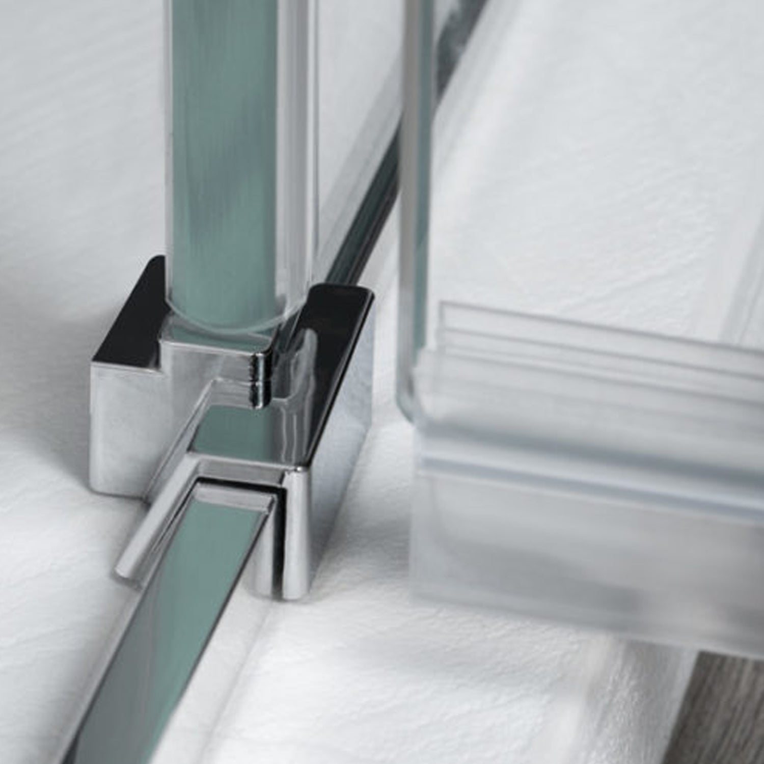 Porta doccia battente versione sinistra cm 90 modello Atlas in cristallo temperato mm 8 by CeramicStore | Lo specialista del tuo bagno