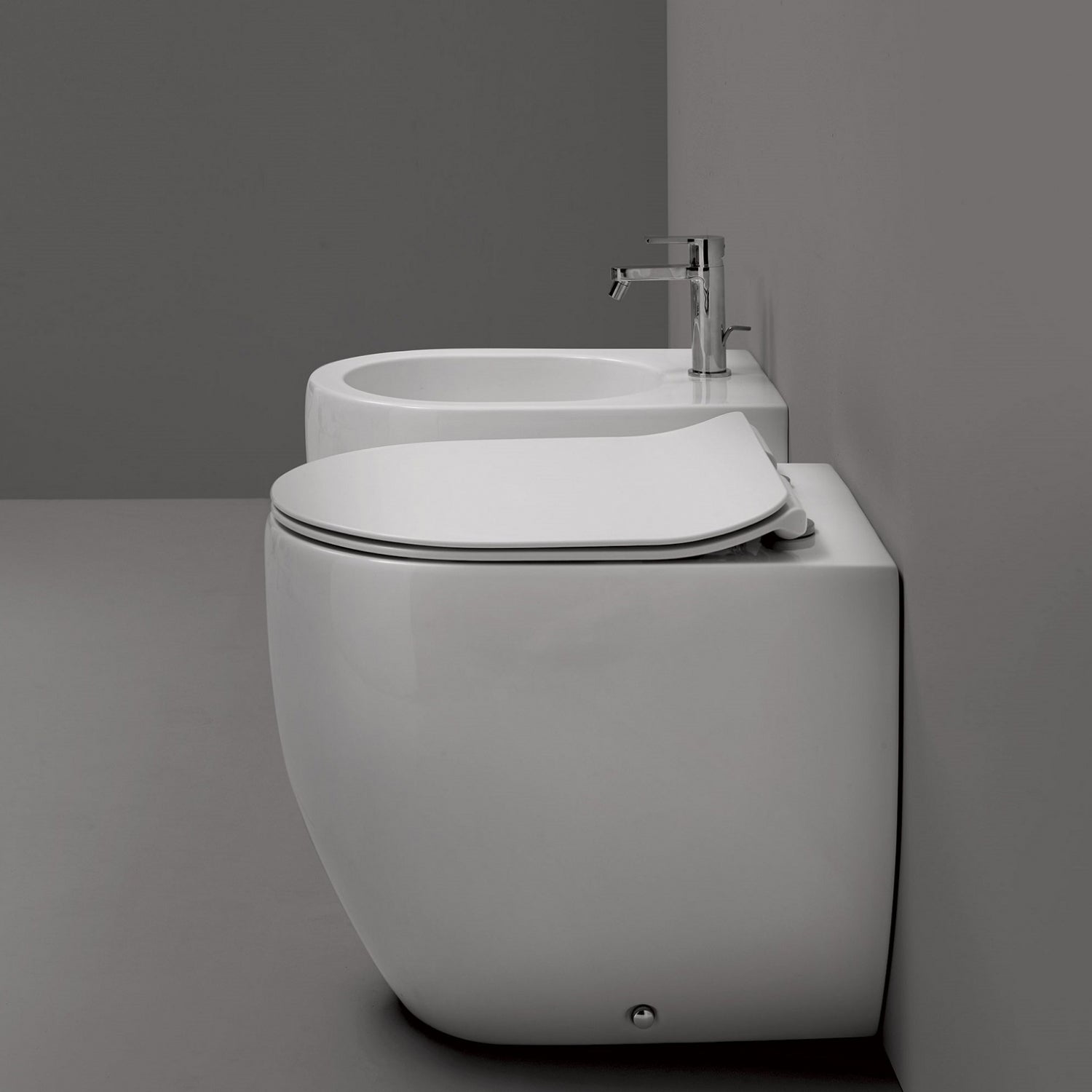 Sanitari filomuro senza brida 52x36 cm collezione Flo Kerasan con sedile soft close