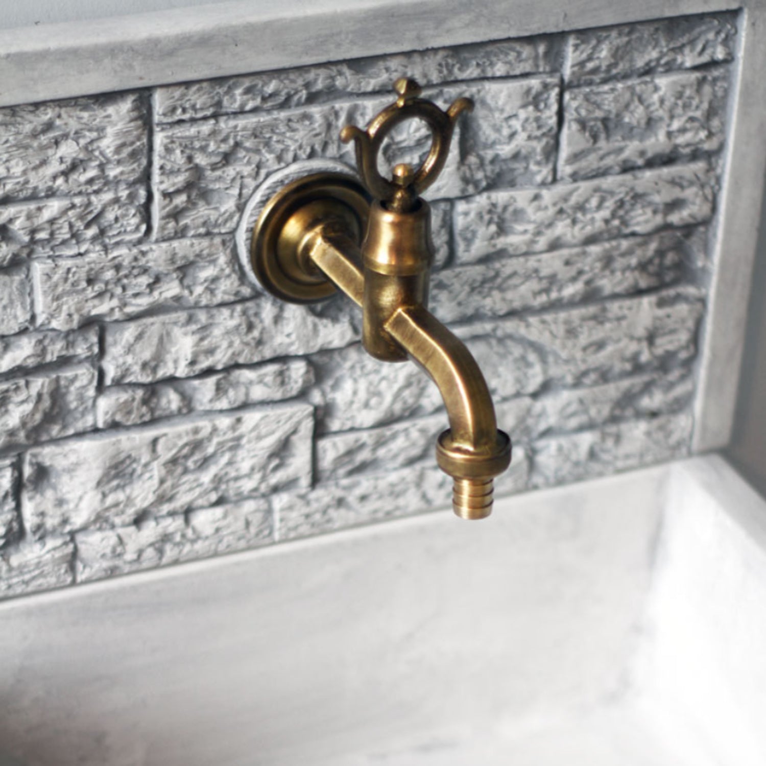 Lavello da esterno in cemento con para schizzi grigio cm 45x35x16h cm modello Q-Altopiano by CeramicStore | Lo specialista del tuo bagno