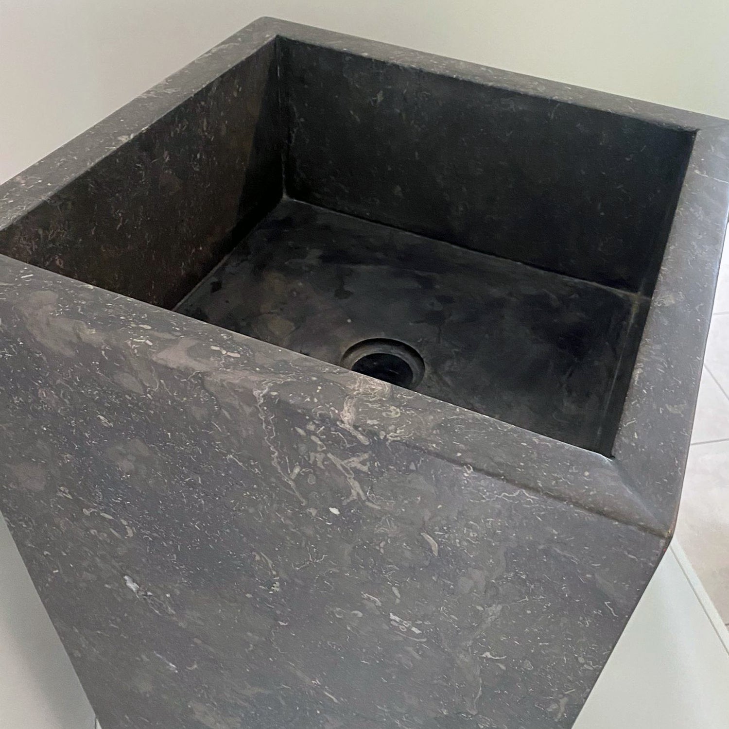 Lavabo freestanding in Marmo Cubo Nero 40x90 cm by CeramicStore | Lo specialista del tuo bagno