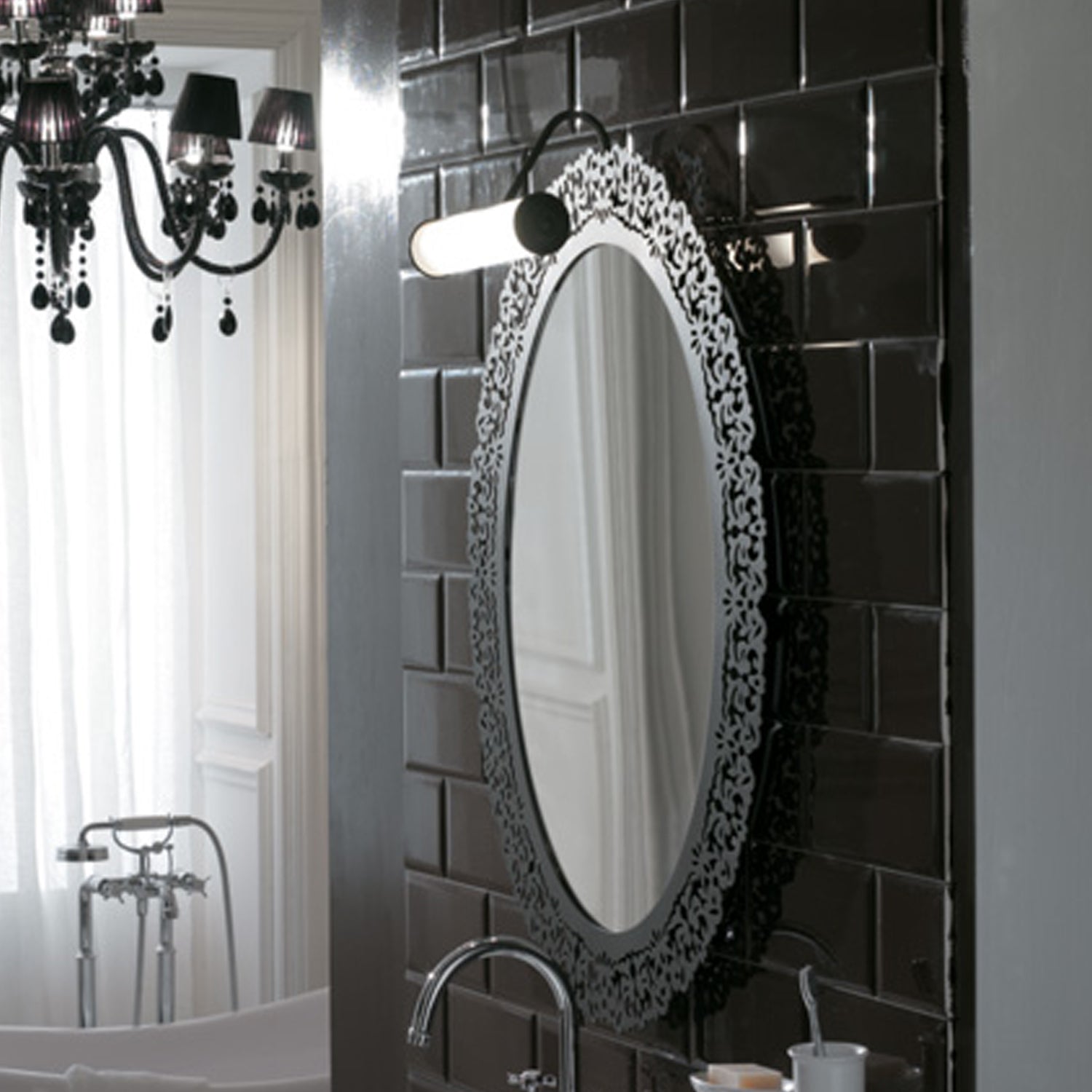 Specchio con cornice in metallo finitura anticato cm 71x95h collezione Paestum Globo by CeramicStore | Lo specialista del tuo bagno