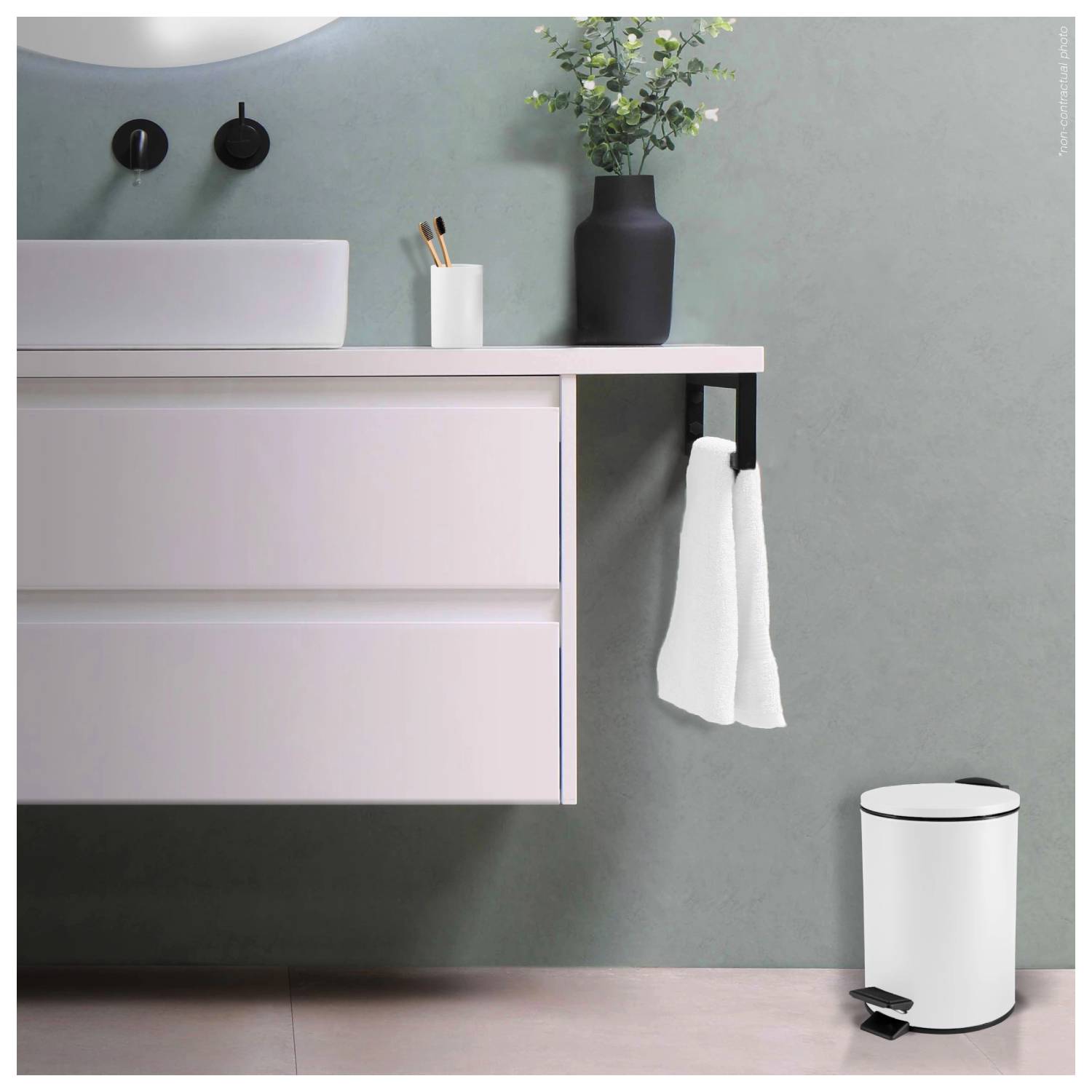 Pattumiera a pedale modello Adelar in acciaio capienza 5litri colore bianco opaco by CeramicStore | Lo specialista del tuo bagno