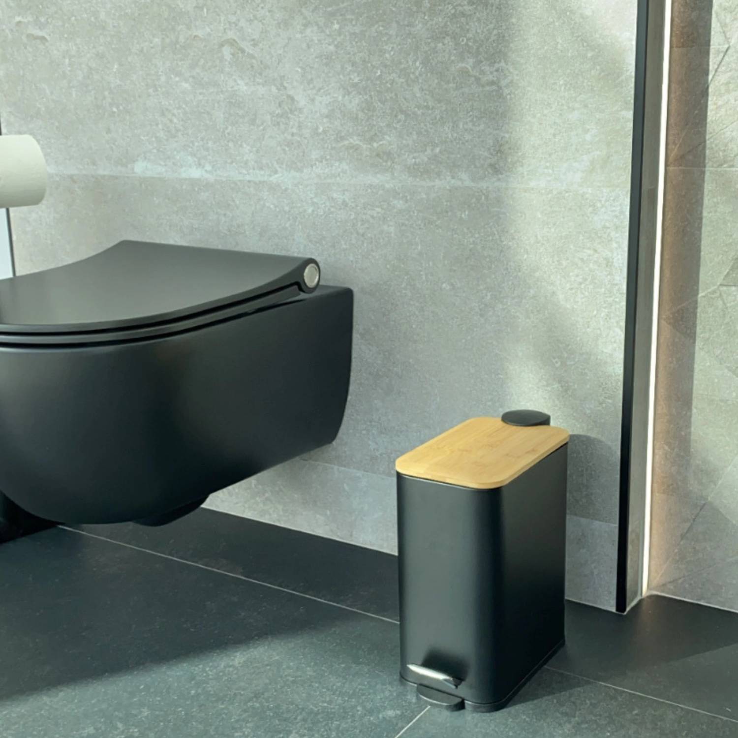 Pattumiera a pedale modello Erik in acciaio capienza 5 Litri colore nero by CeramicStore | Lo specialista del tuo bagno