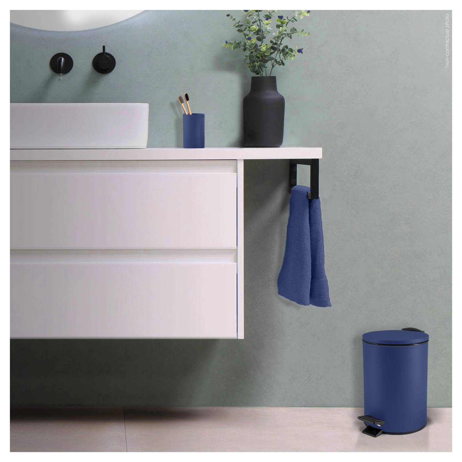Pattumiera a pedale modello Adelar capienza 3 litri colore blu notte matto by CeramicStore | Lo specialista del tuo bagno