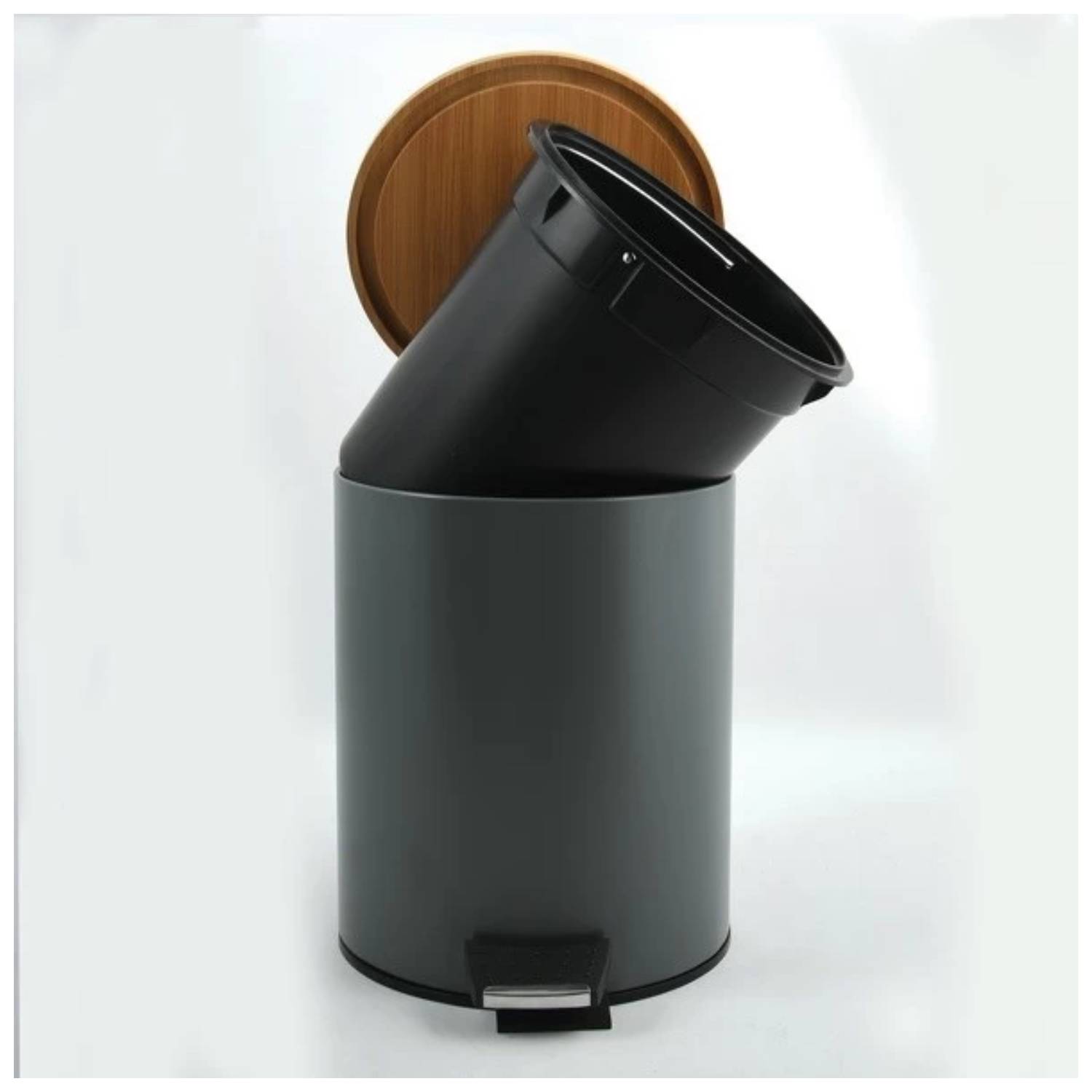 Pattumiera a pedale in acciaio e bamb๠modello Adonis capienza 3 litri colore grigio matto by CeramicStore | Lo specialista del tuo bagno