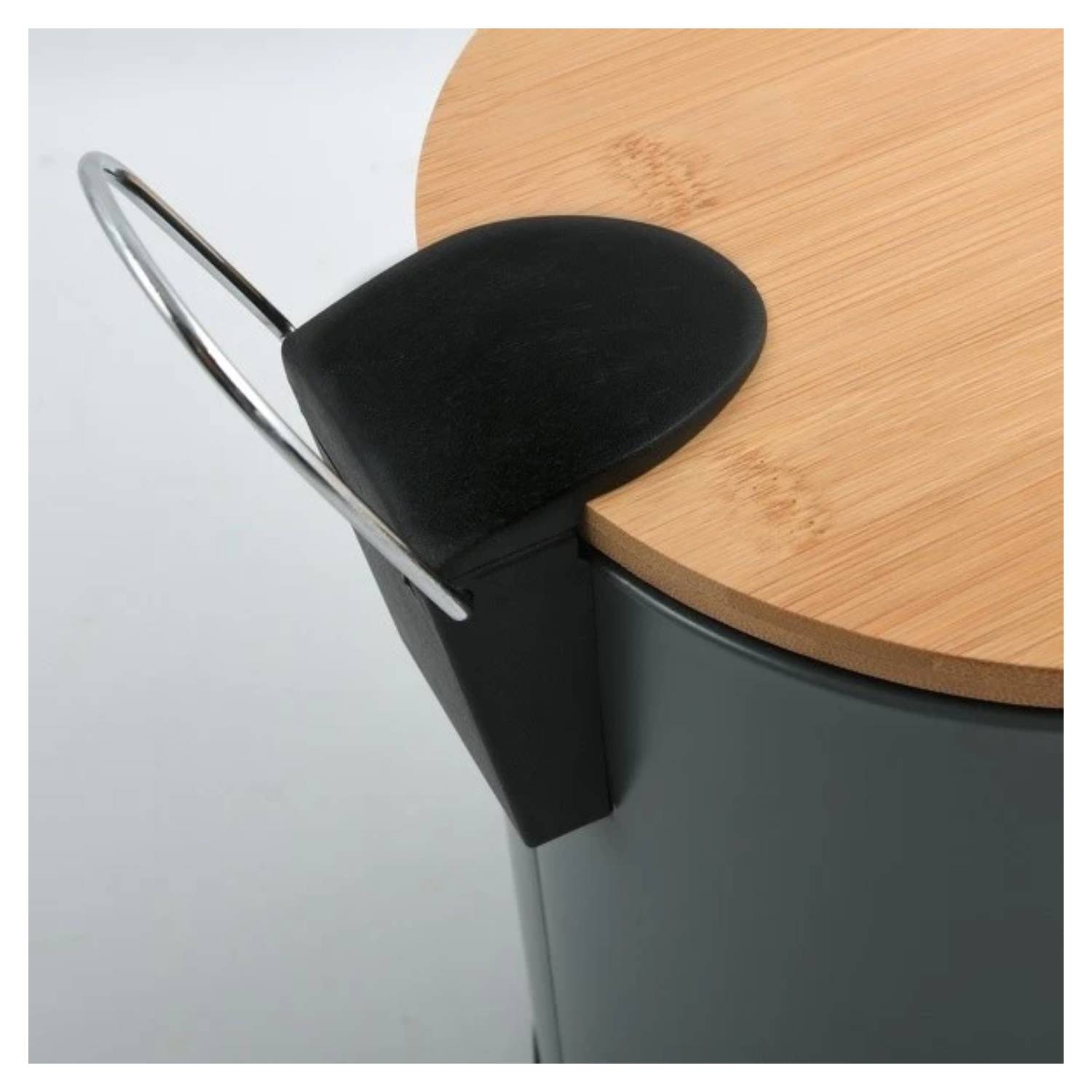 Pattumiera a pedale in acciaio e bamb๠modello Adonis capienza 3 litri colore grigio matto by CeramicStore | Lo specialista del tuo bagno