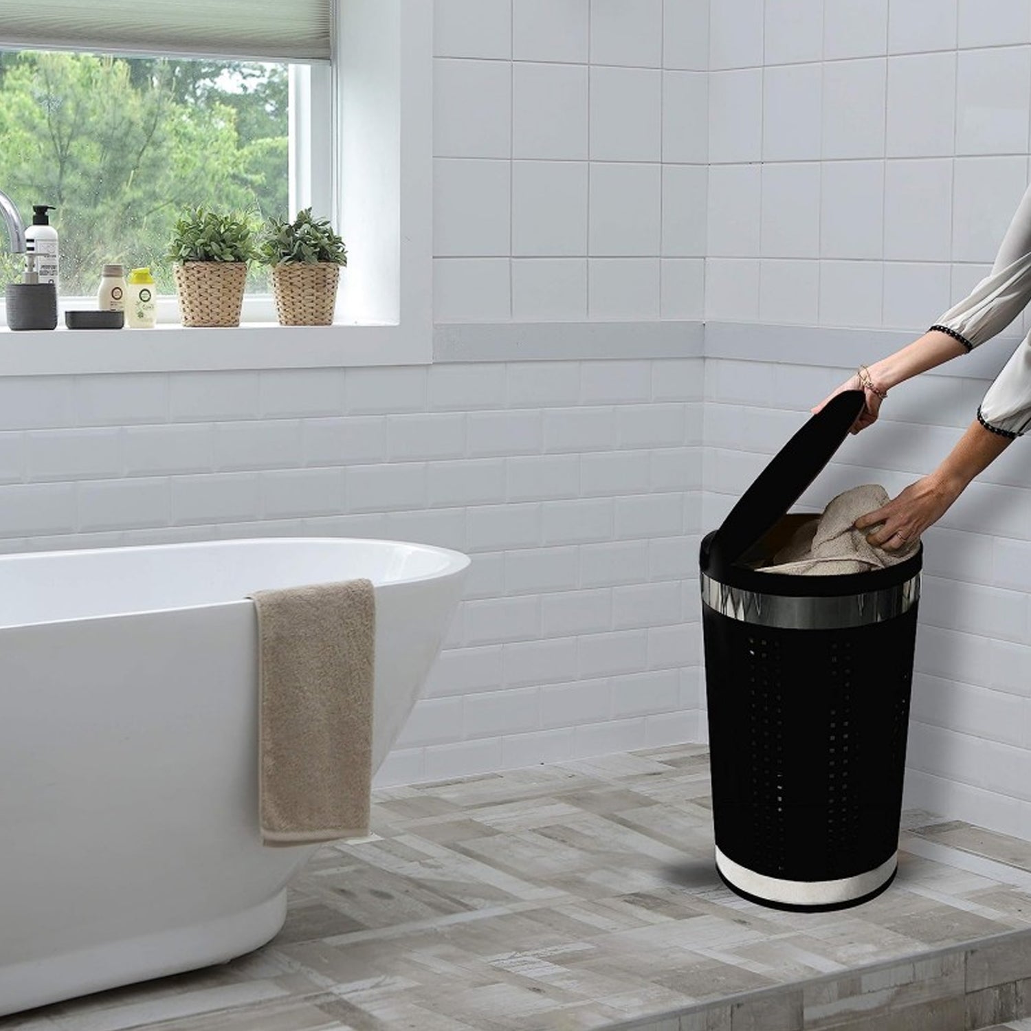 Cesto portabiancheria da 46L con fodera in Acciaio Inox - Nero by CeramicStore | Lo specialista del tuo bagno