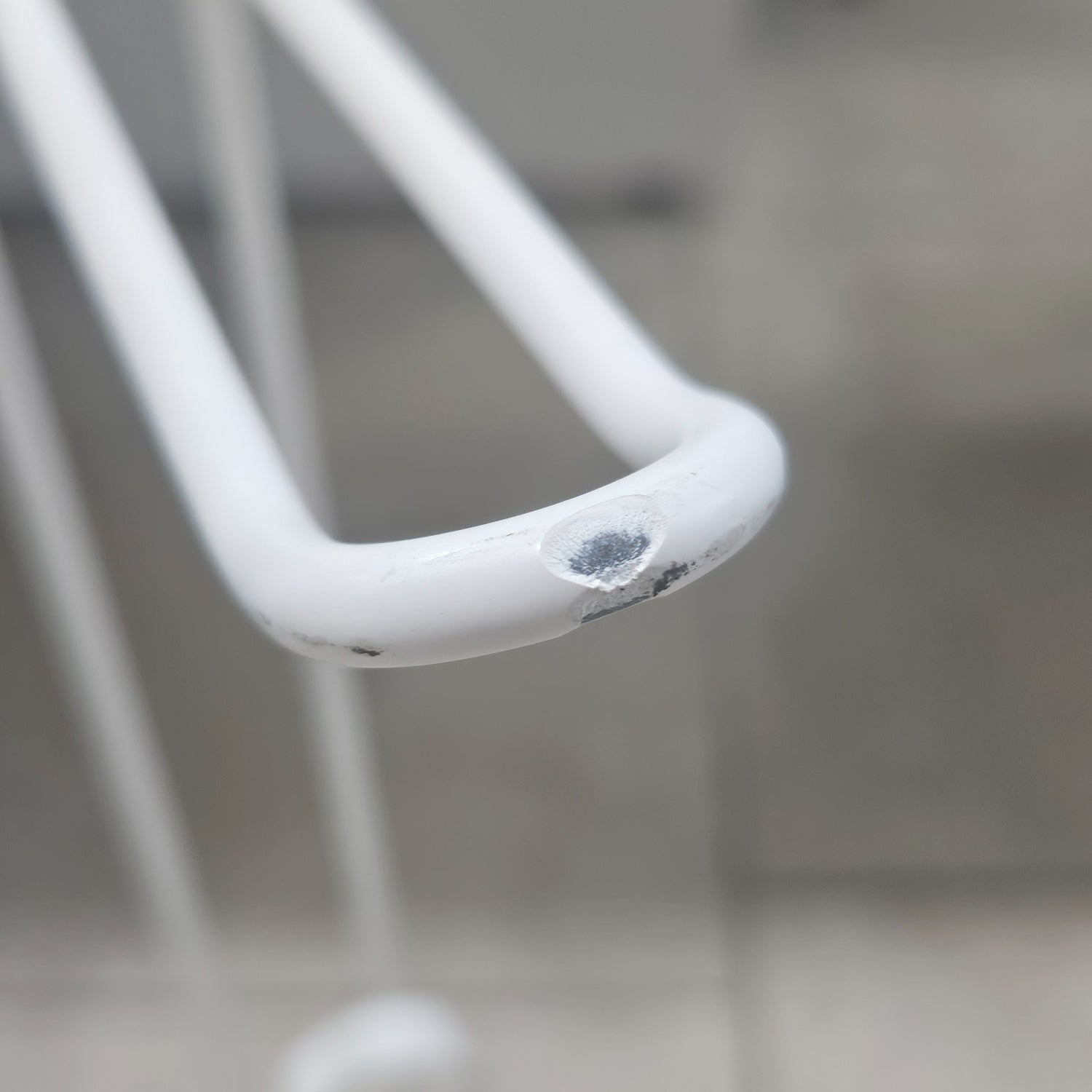 Versione Outlet - Piantana portarotolo con riserva modello MYA realizzata in Acciaio verniciato - Bianco opaco