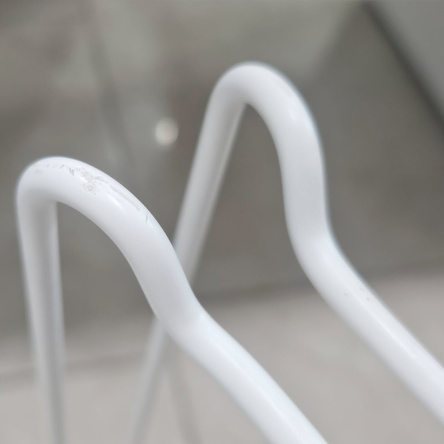 Versione Outlet - Piantana portarotolo con riserva modello MYA realizzata in Acciaio verniciato - Bianco opaco