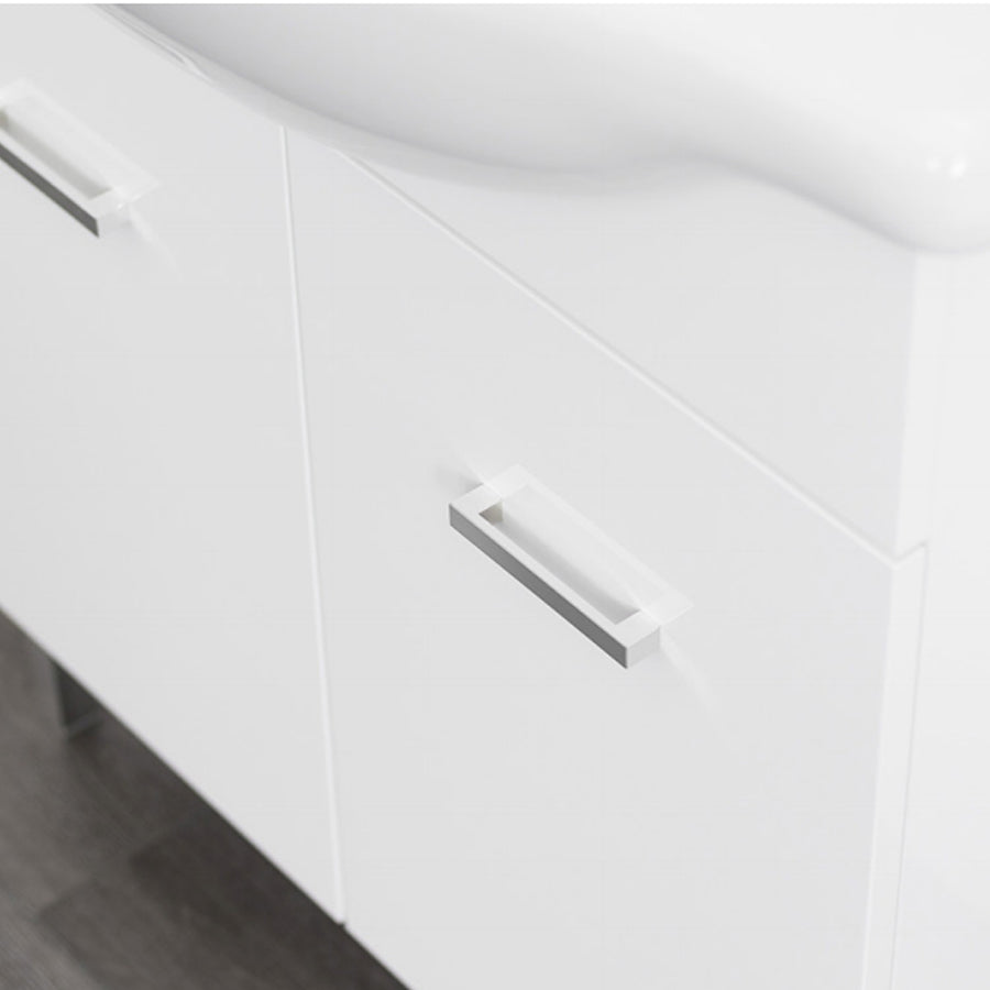 Mobile bagno a terra a due ante con lavabo, specchio e pensile modello Jour in nobilitato rifinitura bianco lucido by CeramicStore | Lo specialista del tuo bagno