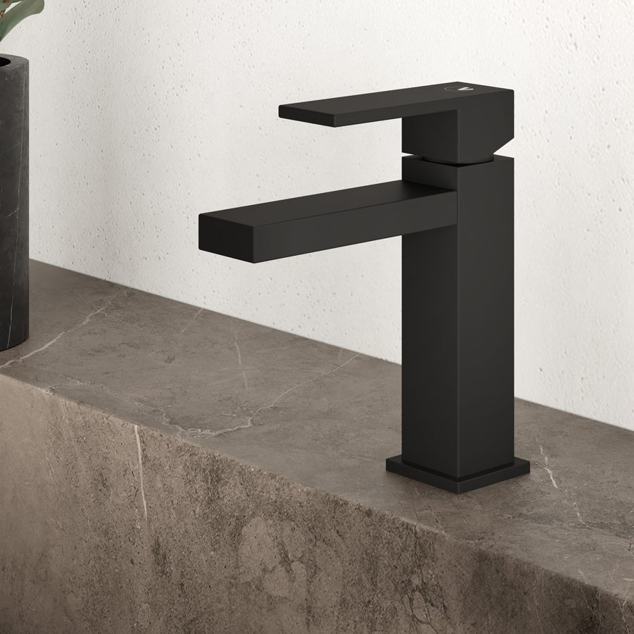 Set di miscelatori da bagno lavabo e bidet di colore nero RubiFlux Square Carbon con piletta clic clac by CeramicStore | Lo specialista del tuo bagno