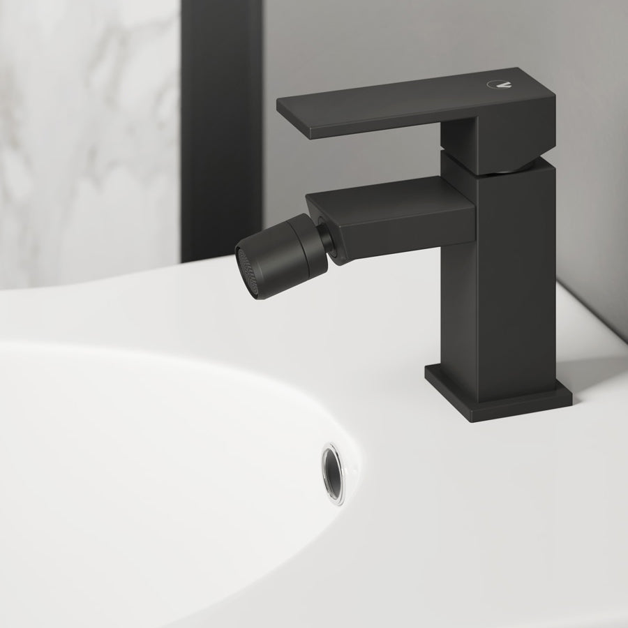 Set di miscelatori da bagno lavabo e bidet di colore nero RubiFlux Square Carbon con piletta clic clac by CeramicStore | Lo specialista del tuo bagno
