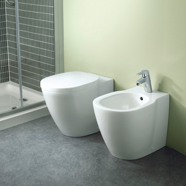 Sanitari filo muro Ideal Standard Connect con scarico traslato AquaBlade
