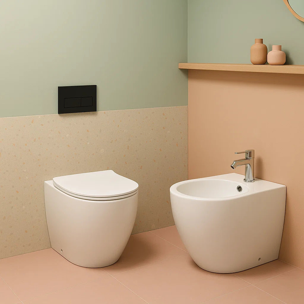 Sanitari filo parete senza brida con scarico traslato e sedile soft close Collezione Flux di Bathcore