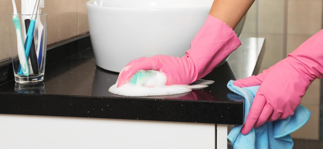Come pulire i mobili bagno: guida completa per tutti i materiali