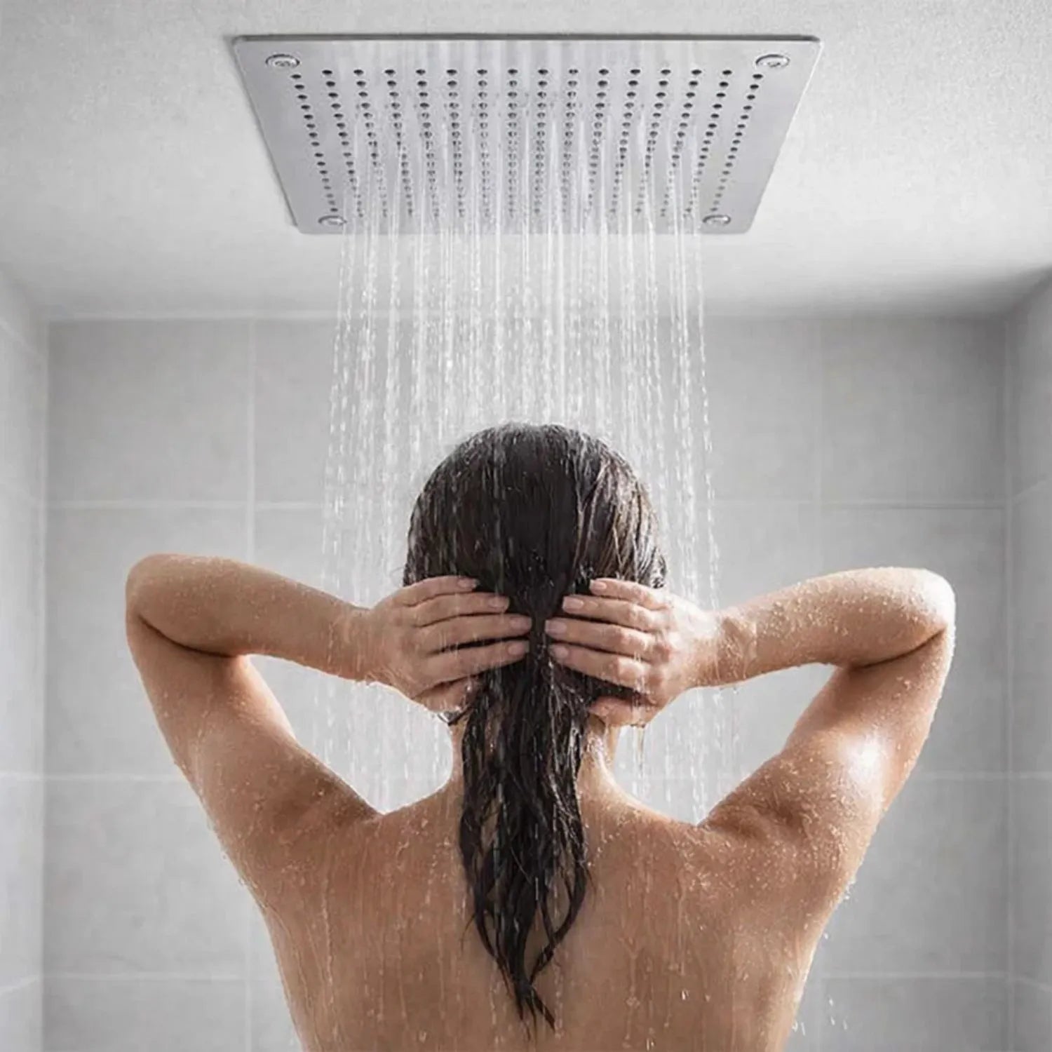 Soffione doccia a soffitto: l'effetto pioggia tropicale a casa tua