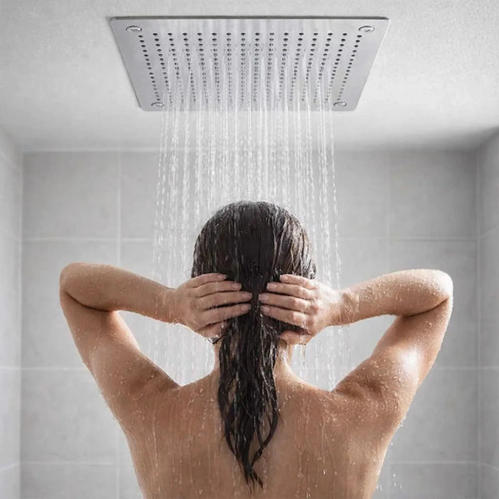 Soffione doccia a soffitto: l'effetto pioggia tropicale a casa tua