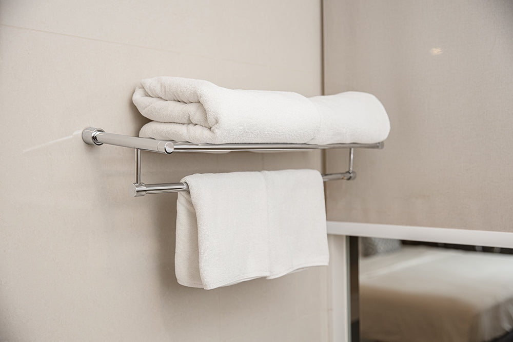 Portasciugamani a snodo o fisso? Ottimizzare le pareti del bagno