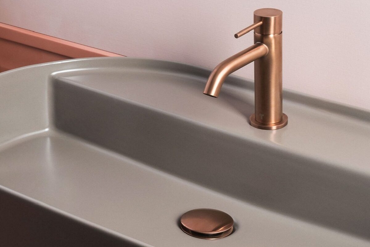 Rubinetteria in stile antico: bronzo e rame per un bagno country