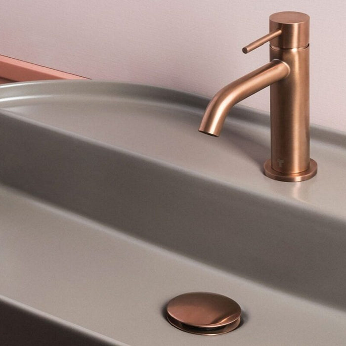 Rubinetteria in stile antico: bronzo e rame per un bagno country