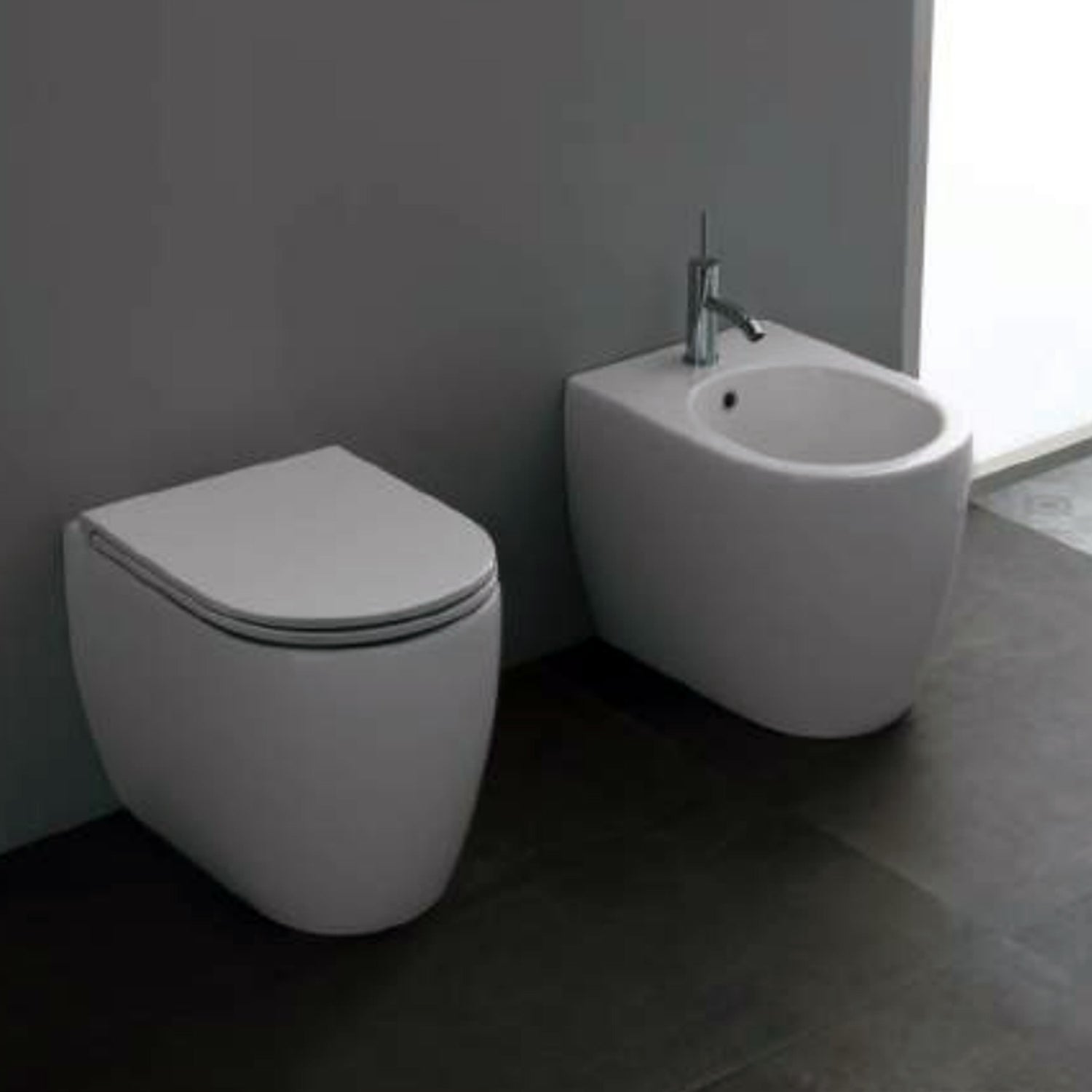 Santari filomuro serie Skip 50 in ceramica bianca con coprivaso chiusura softclose- Disegno Ceramica