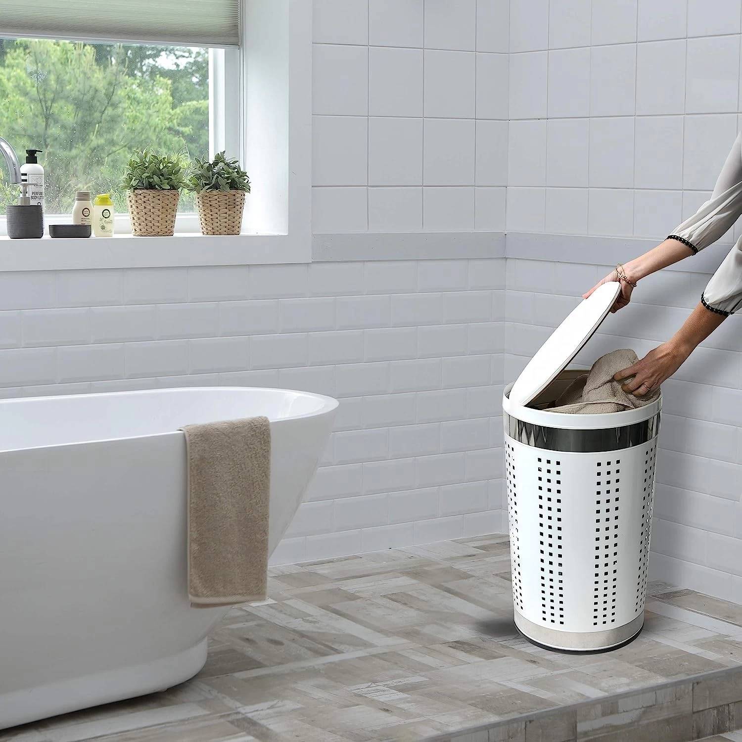 Cesto portabiancheria da 46 litri in acciaio inox colore bianco by CeramicStore | Lo specialista del tuo bagno