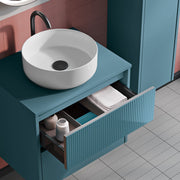 Composizione bagno sospesa Niwa01 di Falegnameria Adriatica con lavabo, specchio e colonna - Blu Pacifico by CeramicStore | Lo specialista del tuo bagno