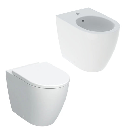 Coppia sanitari filomuro con scarico universale e sedile SoftClose modello Icon di Geberit