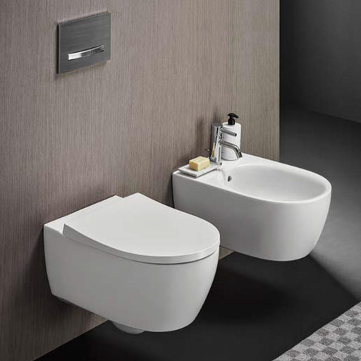 Coppia sanitari sospesi con scarico universale e sedile SoftClose modello Icon di Geberit