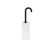 Portascopino da appoggio in ceramica bianca e manico in silicone nero collezione Skoati di Lineabeta by CeramicStore | Lo specialista del tuo bagno
