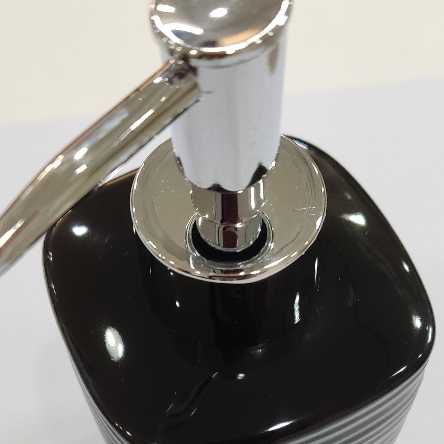Dosasapone in ceramica Gedy serie Kelly - Nero versione outlet