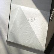 Piatto doccia effetto ardesia 90x90 in mineral Marmo Rocky Special con piletta in tinta - Bianco by CeramicStore | Lo specialista del tuo bagno