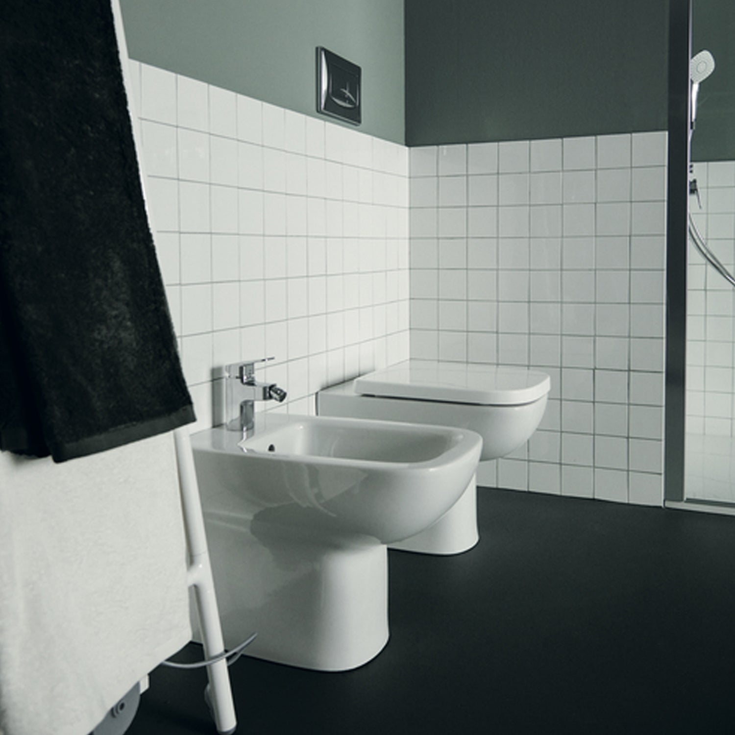 Sanitari filomuro con sedile soft close collezione Life Ideal Standard