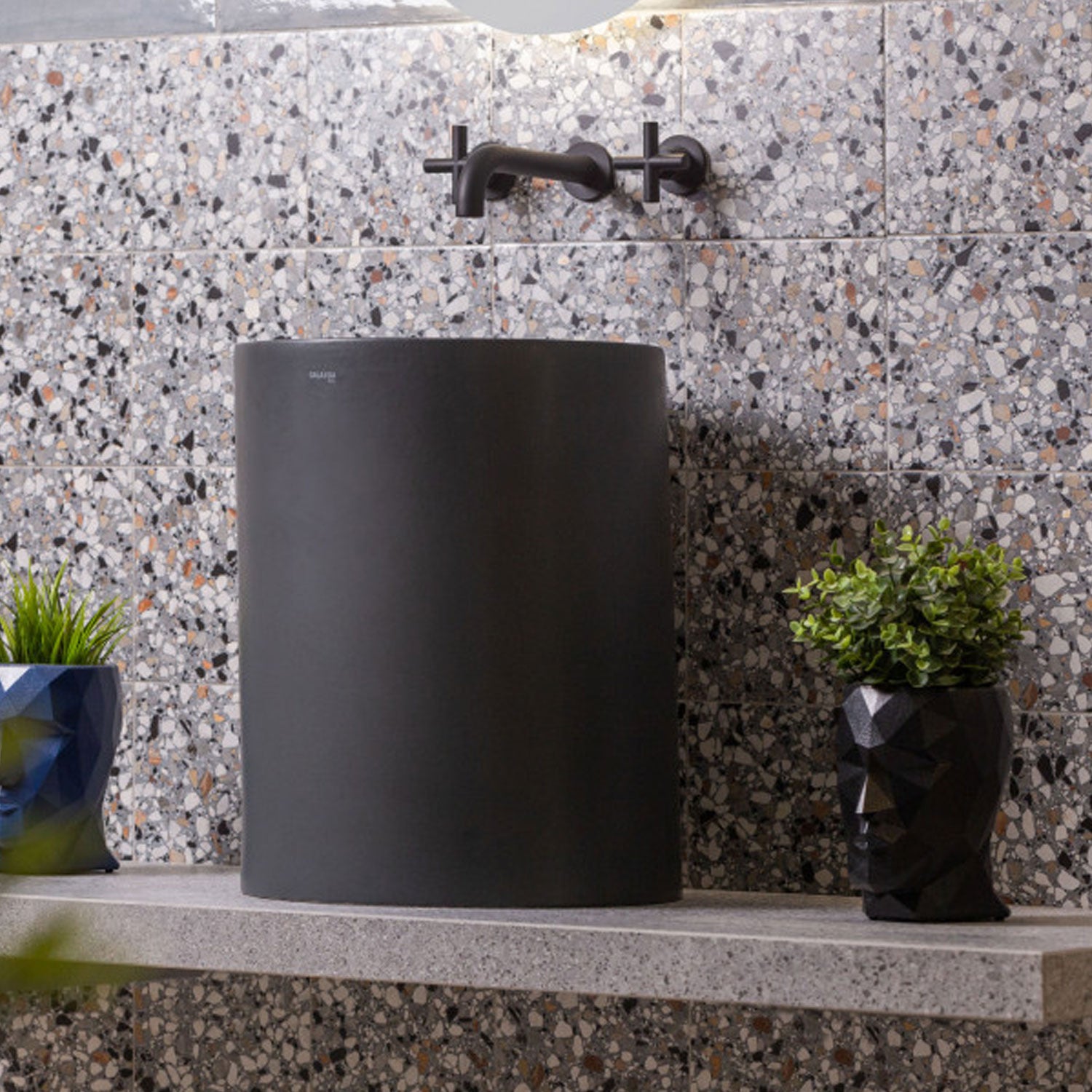 Lavandino da appoggio/sospeso cm à¸37x46h serie Core di Ceramica Galassia -  Nero Matt