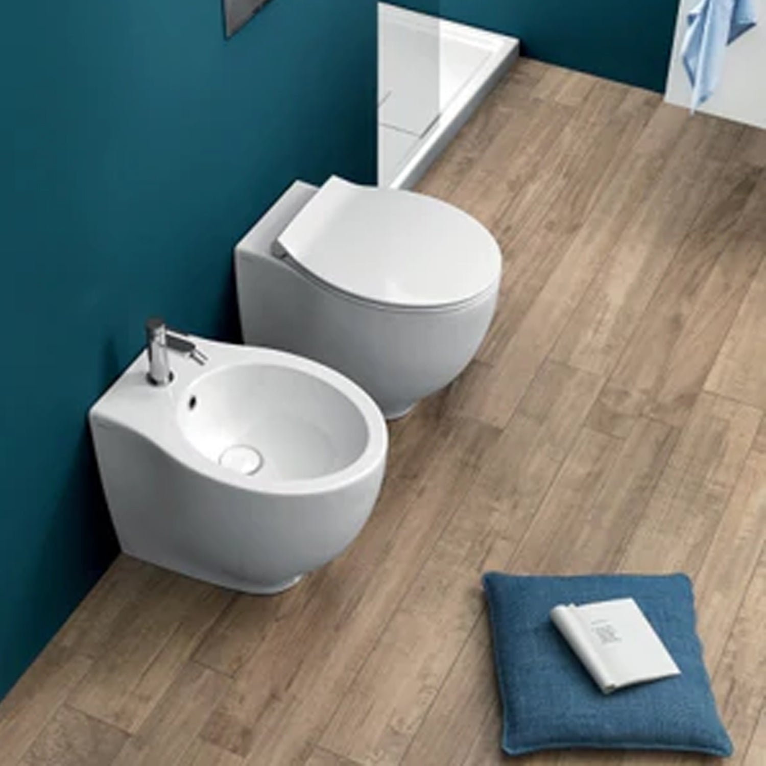 Sanitari filo muro da 50 cm  collezione Le Fiabe di Hatria con sedile soft-close