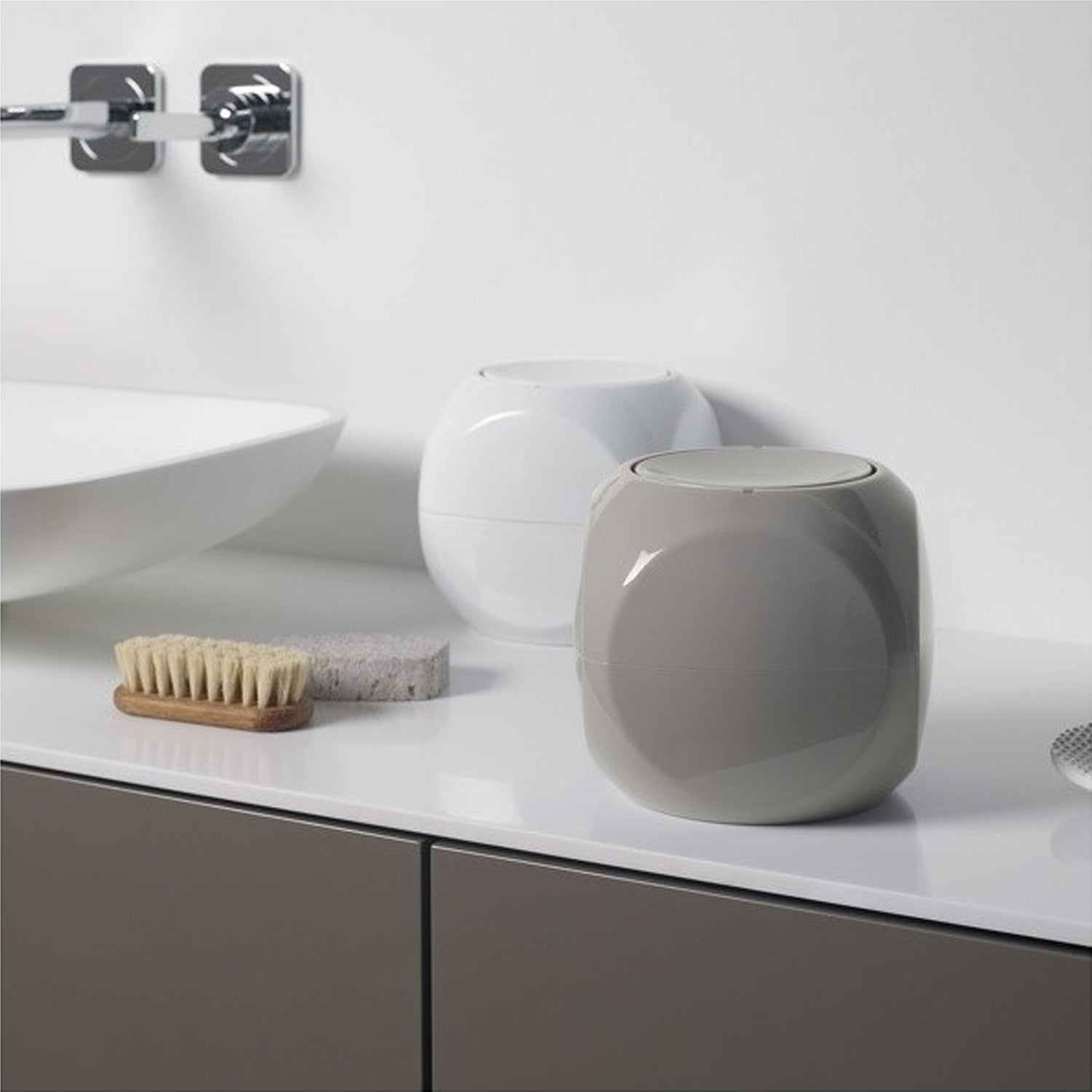 Pattumiera 1L a forma di Dado con coperchio basculante - Tortora by CeramicStore | Lo specialista del tuo bagno