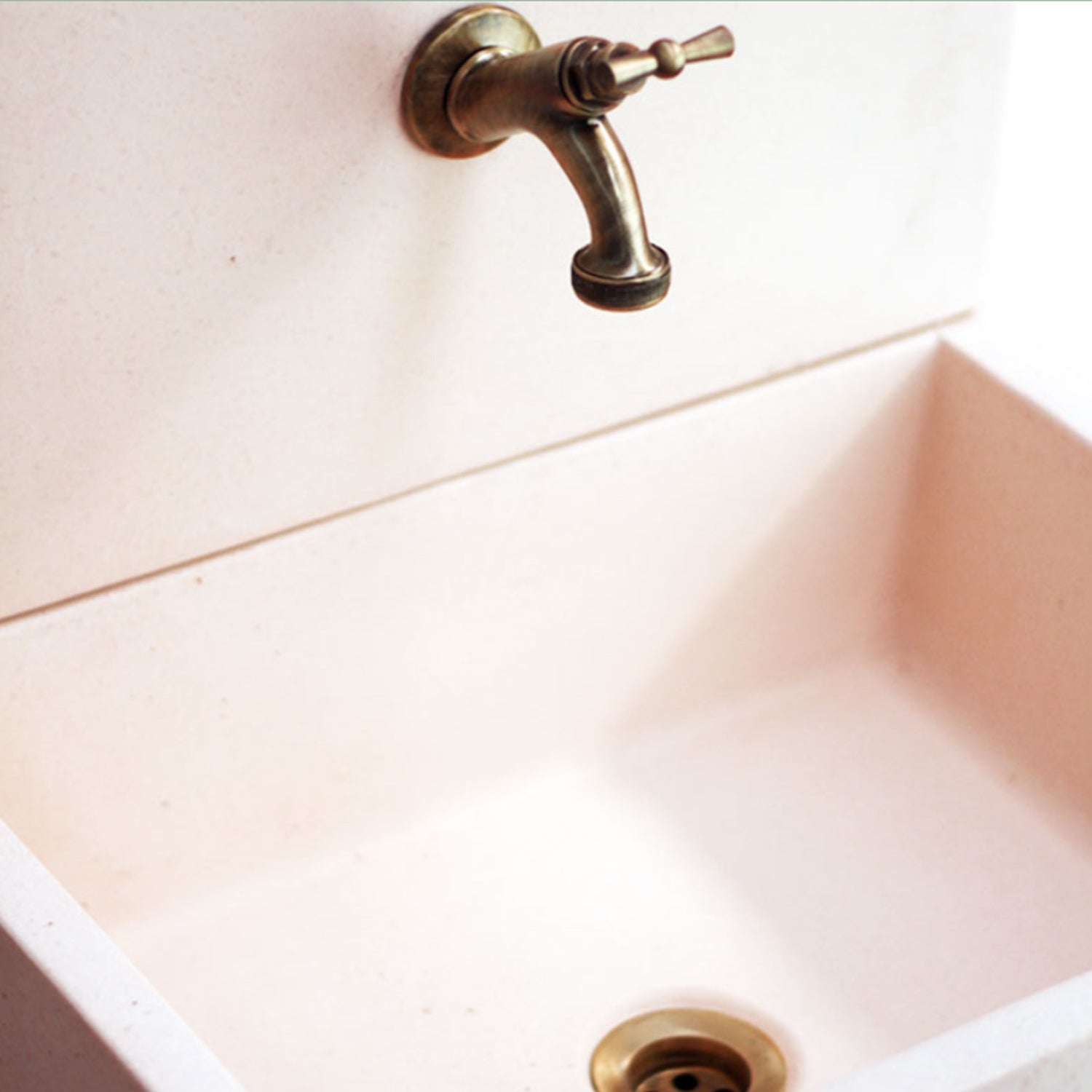 Acquaio da giardino con para-schizzi in cemento rosa cm 45x35 cm modello Q-Desy by CeramicStore | Lo specialista del tuo bagno