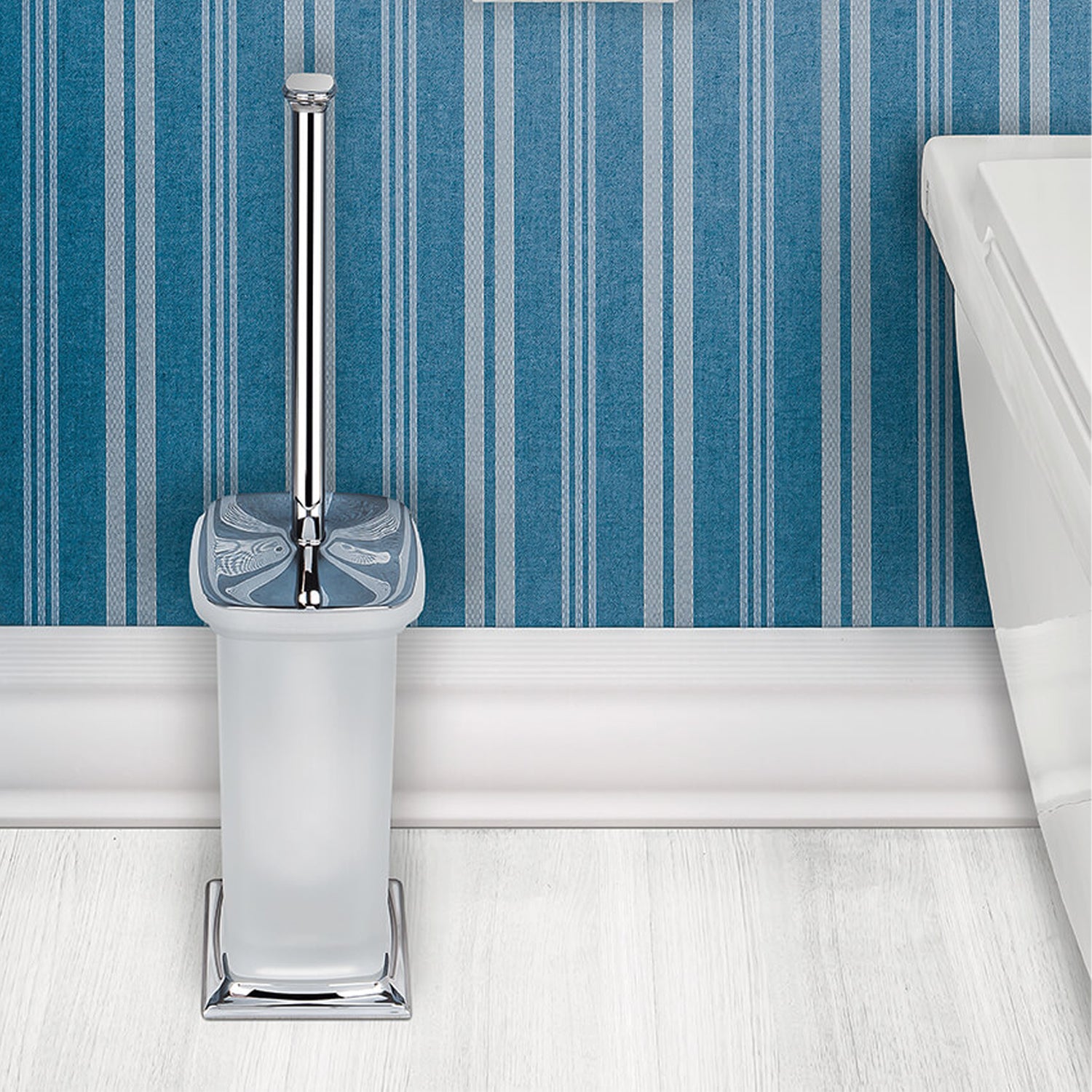 Porta scopino d'appoggio in ottone cromato e vetro collezione Portofino di Colombo Design by CeramicStore | Lo specialista del tuo bagno