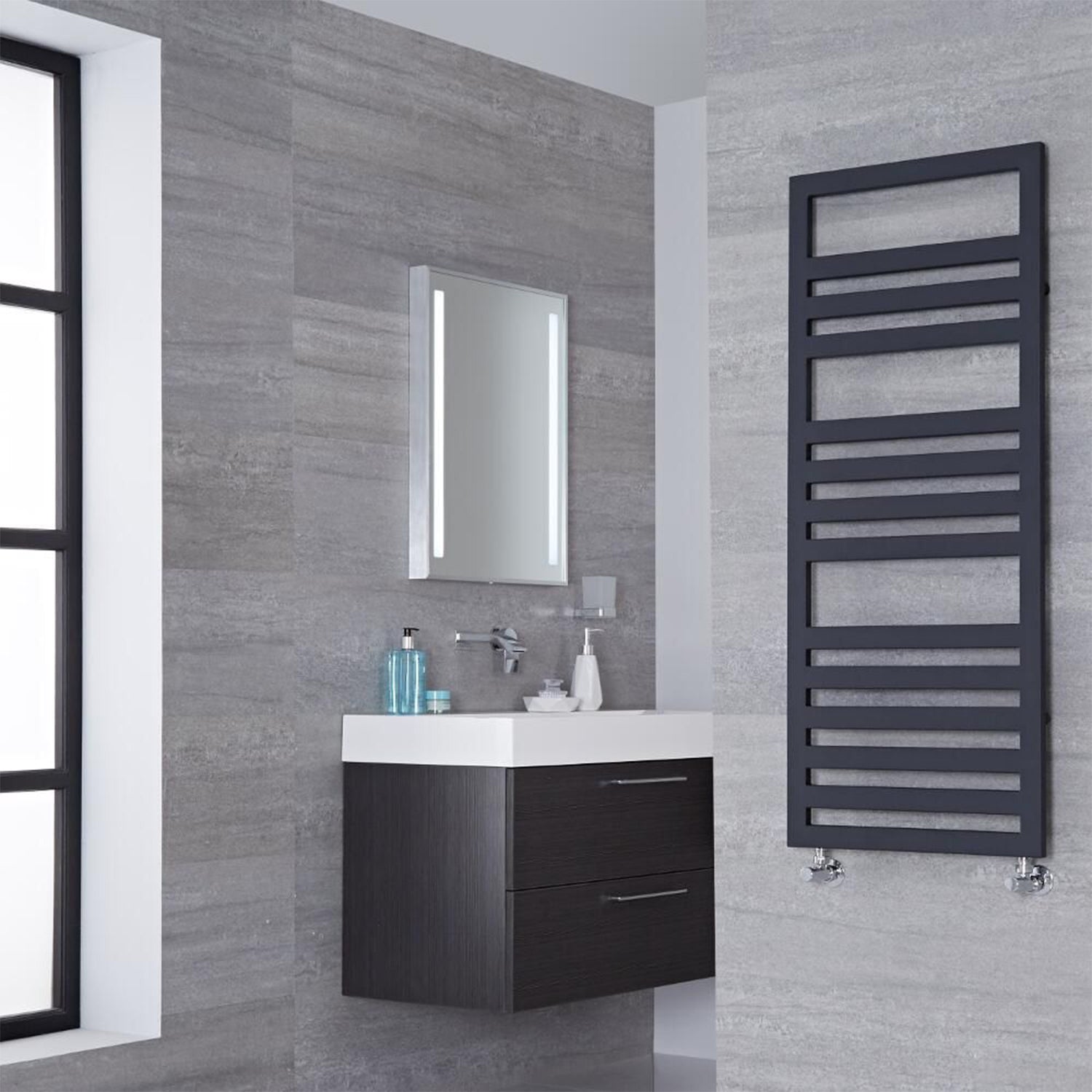 Termoarredo piatto Lazzarini 1200x500 mm interasse 400 mm/50 mm modello Urbino finitura Antracite by CeramicStore | Lo specialista del tuo bagno